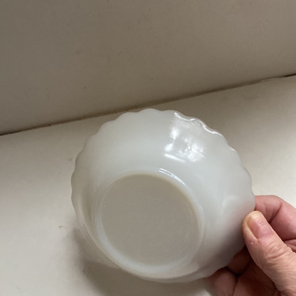 Anchor Hocking milk glass bowls with gold trim and scalloped edge - Picture 4 of 8